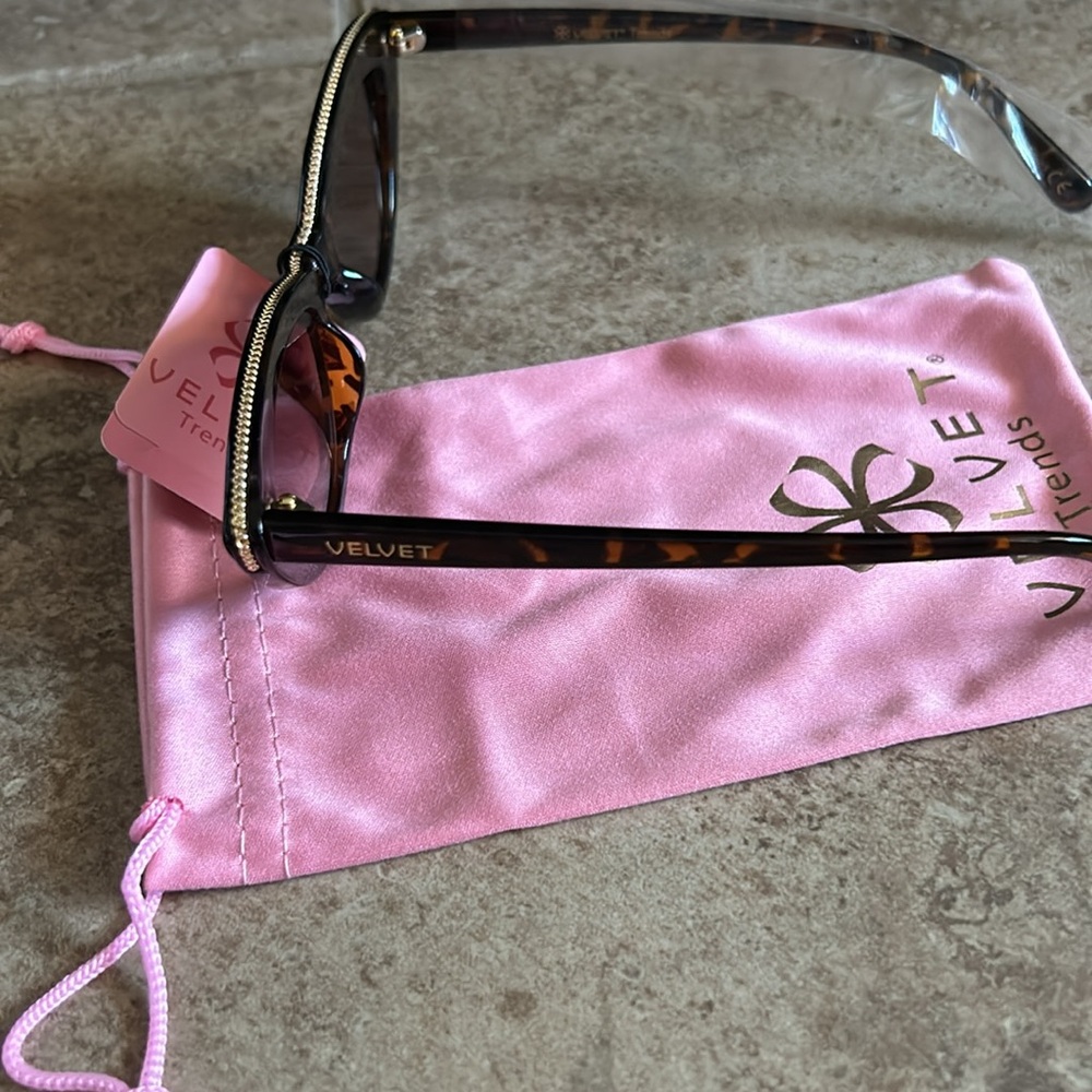 Velvet, cat eye sunglasses tortoise with gold accents. NWT - Picture 2 of 4
